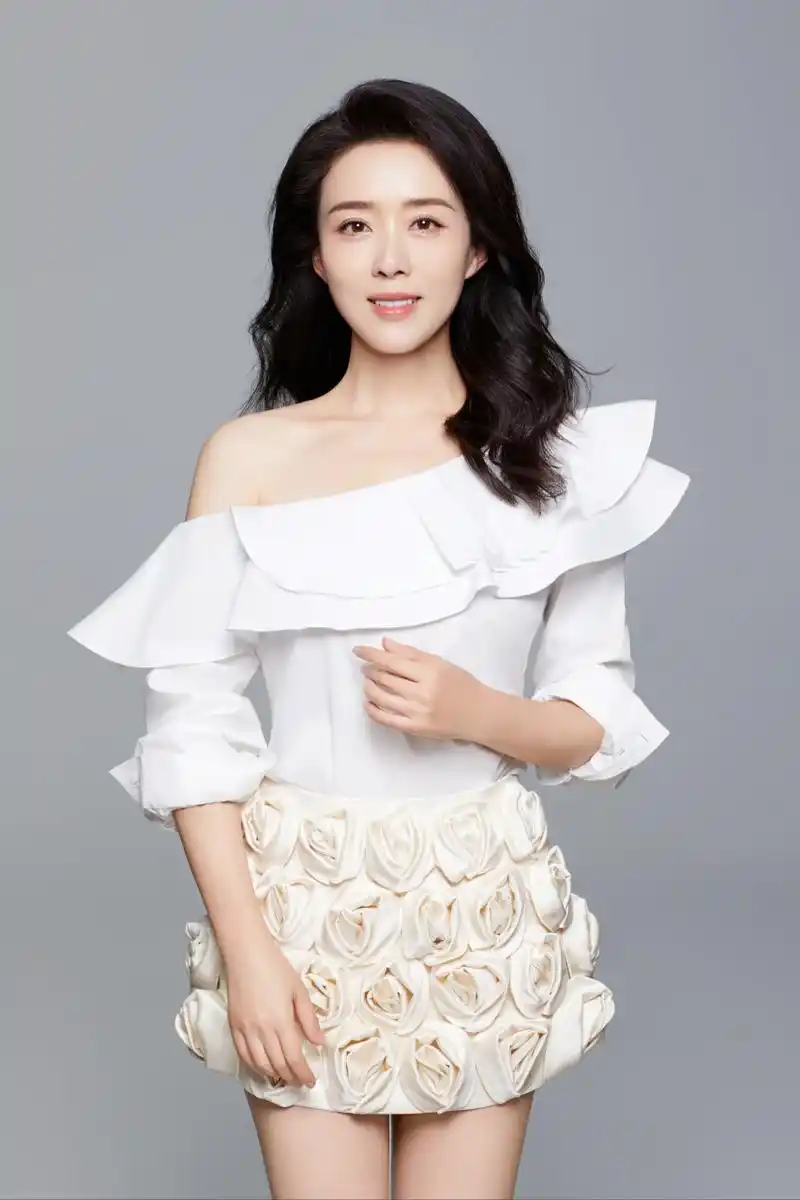 快来一探究竟,一起感受颜丹晨的魅力!