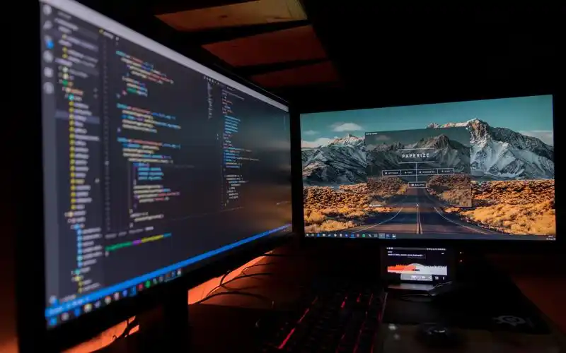 程序员电脑桌面远比女生房间整洁呢