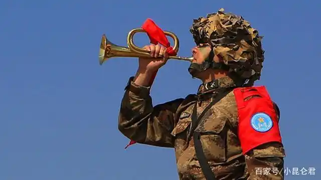 吹响军号的战士