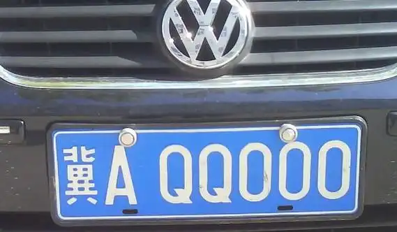 车牌是自己装还是车管所给装配螺丝么车牌要自己装还是车管所装