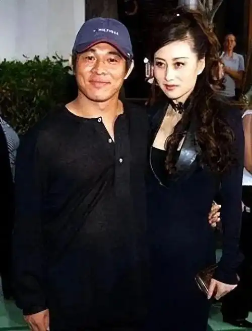 李连杰晒与妻子合影61岁利智不再美貌前妻黄秋燕登上热搜