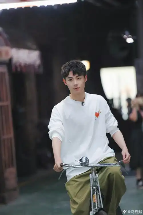 严浩翔马启越北电打篮球