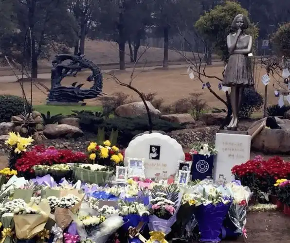 这是用来纪念武汉的著名歌手姚贝娜的墓碑和雕像,其中雕像下面刻着的