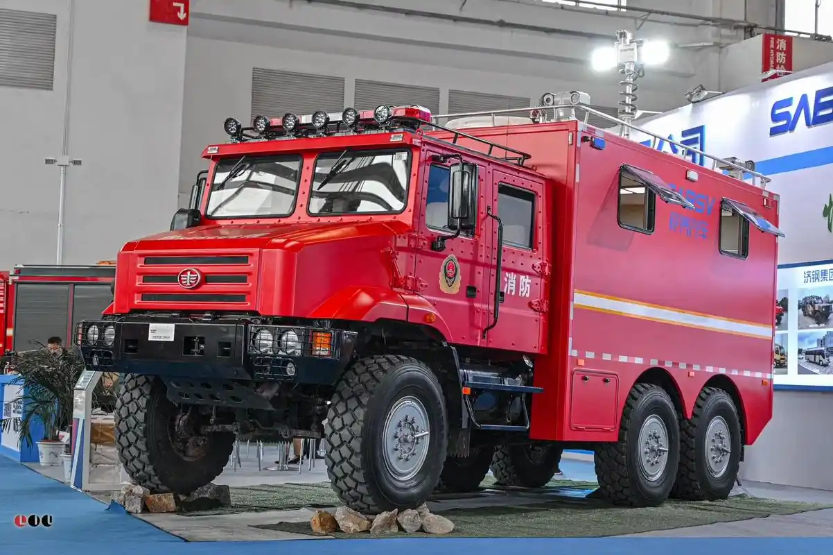 基于解放mv3军卡底盘改装的通行前突车,该车针对重特大气象,地质灾害