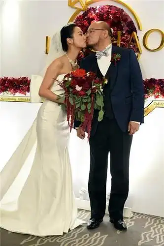 前"七朵花"团长赵小侨与刘亮佐去年12月登记结婚,9月补办婚宴,圈内