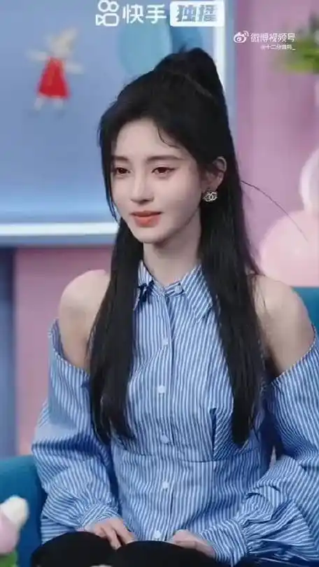 鞠婧祎高马尾蓝衬衫造型#鞠婧祎快手直播造型高马尾77露肩蓝衬衫