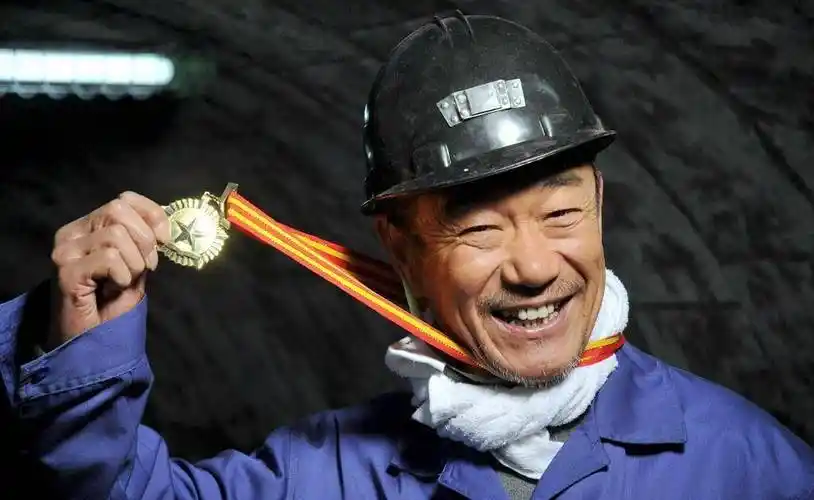 当年,李心敏在新疆军区文工团做演员时,亲戚介绍了他们认识,后来,经过