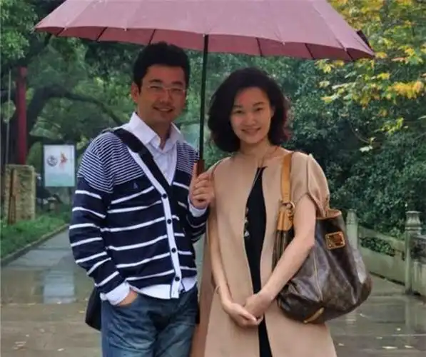 央视美女主持人李梓萌,44岁至今未婚,她的生活是怎样的?__财经头条