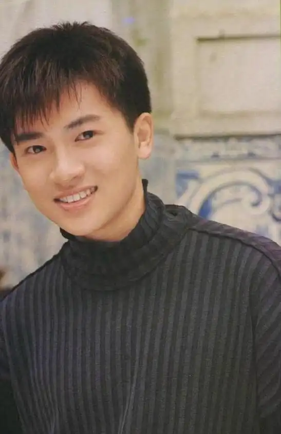 无滤镜后,刘德华满脸褶皱,苏有朋大姨相,宁静"男扮女装"