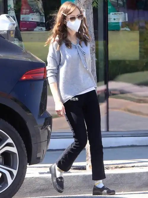 街拍|29/03/2021 lily collins_街拍_lily怎么样_欧美明星_uh怎么样