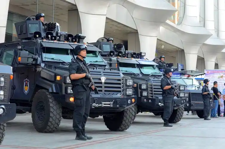 兰州特警演练现全国最先进防暴装甲车