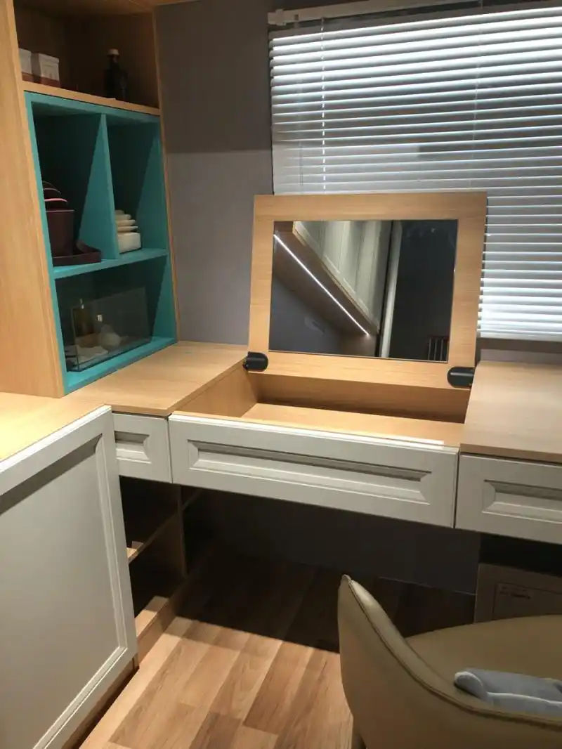 小房子装修,卧室空间有限,梳妆台和书桌可二合一设计,梳妆台镜子采用