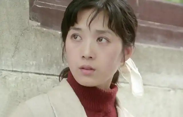 而真正展示她演技的电影,无疑就是她和张铁林一起主演的《大桥下面》