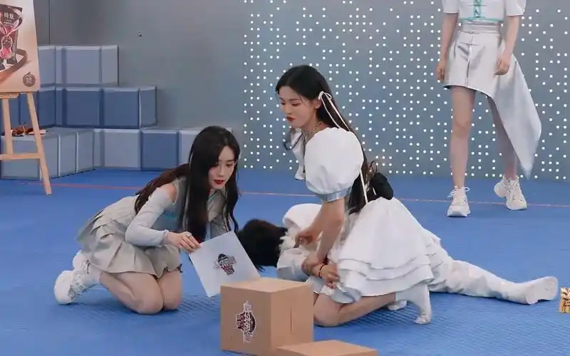 【漂亮的战斗】第8期预告:杨超越擒拿摔翻王濛 和张雨绮劈叉比腿长