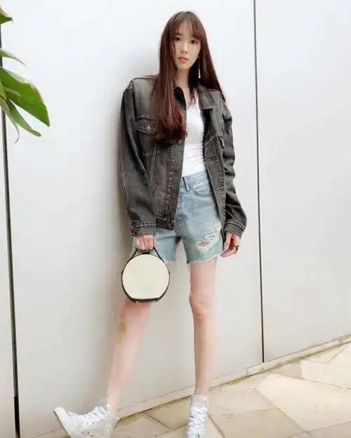 吴佩慈的少女感有多强?穿条纹衬衫配绿色半身裙,硬要装成00后