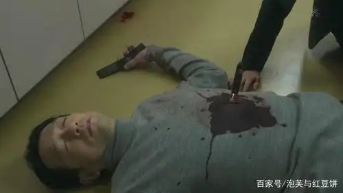 争执中刀子捅进了父亲胸前.