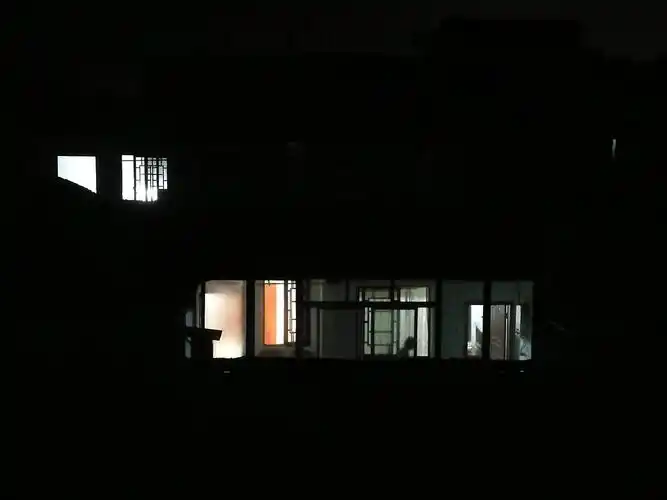 夜幕窗下,一扇扇窗户边,有家人忙碌