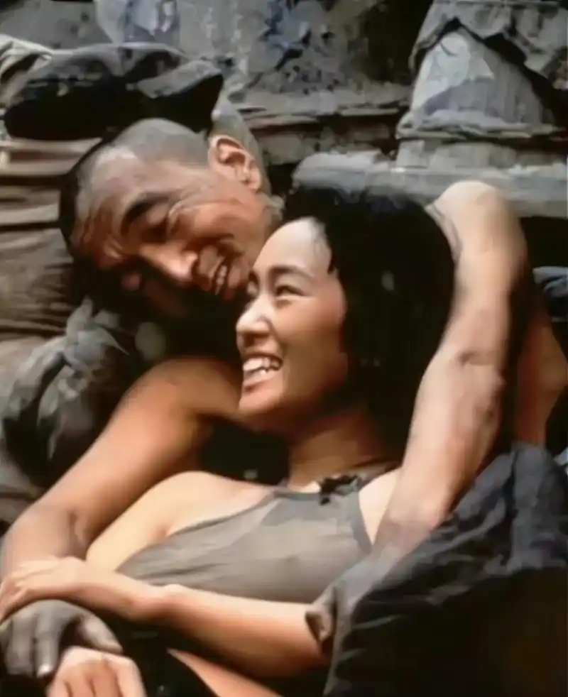 这是一张巩俐和李保田合作时拍摄的珍贵合影.