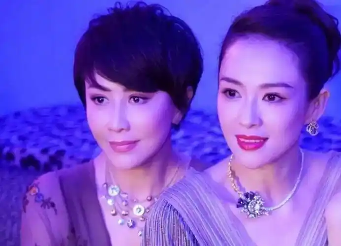 刘嘉玲与章子怡在戛纳聚会,吴君如也亮相,仨影后搭肩合照好优雅