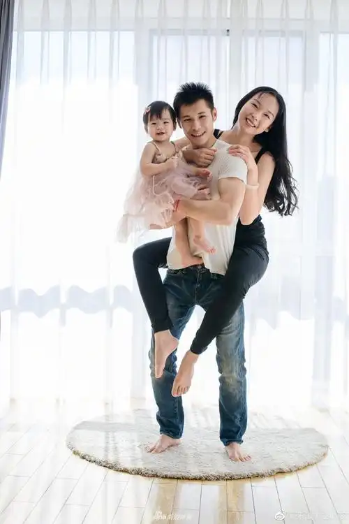 张成龙夫妇儿童节秀恩爱:你负责貌美如花 我赚钱养家