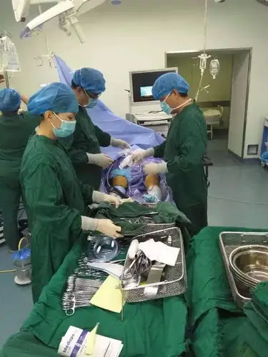 中医院外二科,成功独立完成首例双侧膝关节镜手术,得到的不仅是患者的