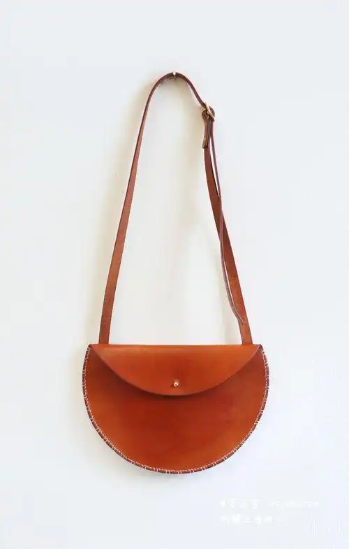 原创手工博文: 复古半圆形小挂包,模特也很漂亮!