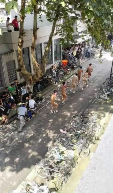 电影剧组南京高校取景 6男子手掩私处裸奔