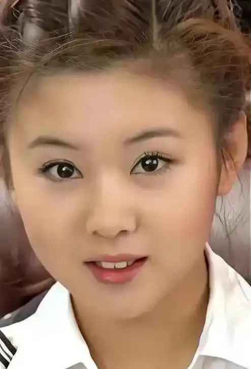 温柔秀丽的李小萌,优雅端庄,温婉秀雅的写真美图!