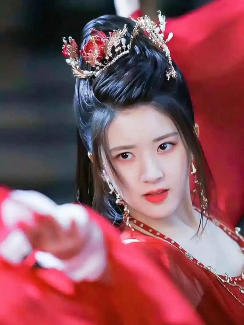 赵露思绝美古装图片.