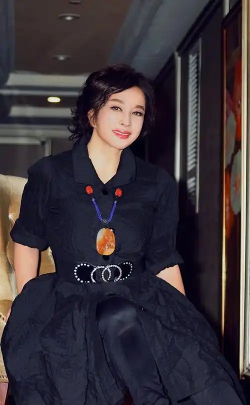 67岁刘晓庆不服老穿白色运动套装装嫩结果却意外青春洋气