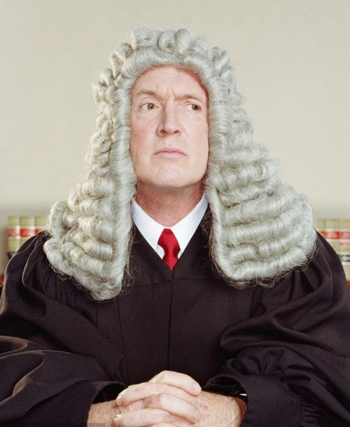 法官为何要戴一顶白色"卷发",难道是怕犯人成心报复?涨见识了