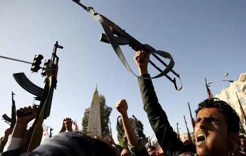 也门示威者手持ak47集会抗议武器禁运"