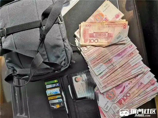 鄂t0071的士师傅车内拾现金7000元,紧急返程找失主,现已全部归还!