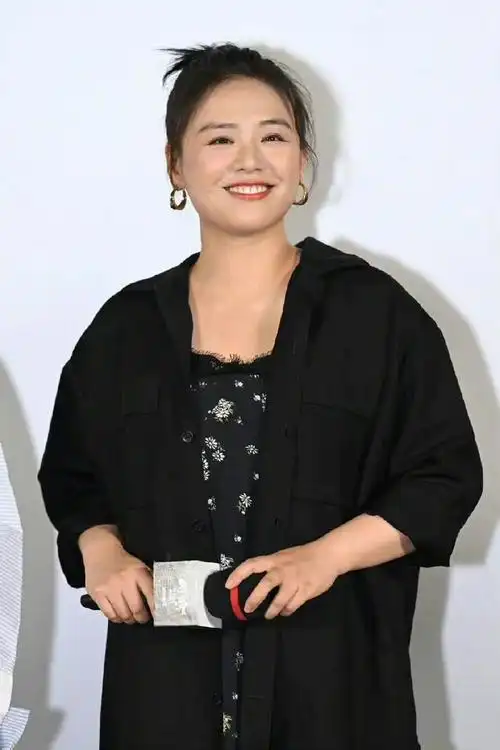 国民宠儿马思纯断桥首映会生图发福引热议笑容甜美获祝福