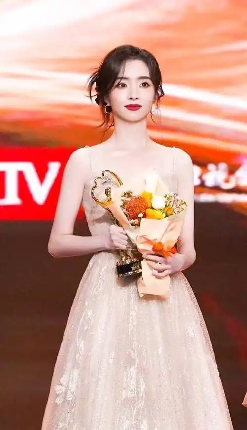 想知道胡冰卿的口红色号#微博之夜红毯