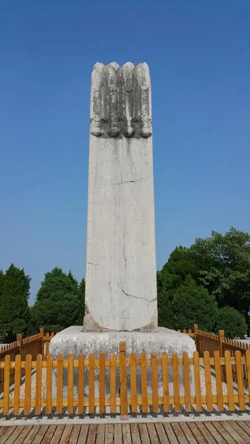 这是唐朝武则天墓前的无字碑.