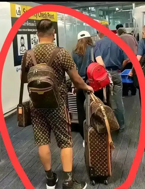 满身lv的大叔在地铁横晃网友嘲讽大叔穿出了99元包邮的感觉