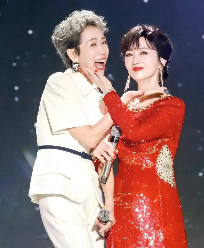 赵雅芝叶童合拍央视宣传片,两人同框画面真养眼,网友:少男少女