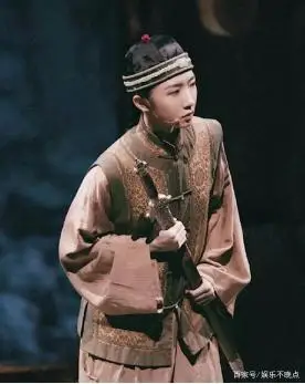 孟美岐挑战"玉娇龙" 穿上男士古装马甲