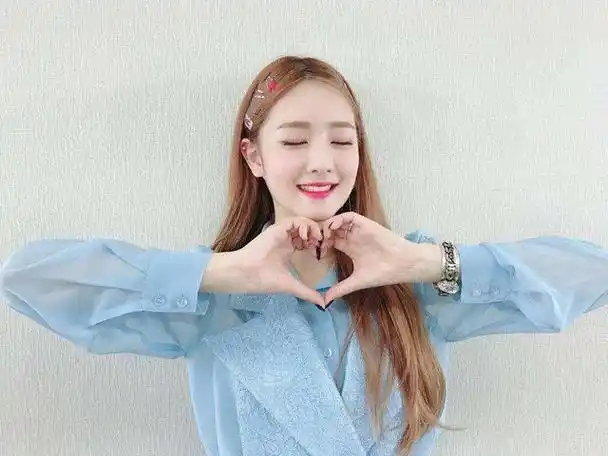 由于她的韩语说得好,所以队友宋雨琦就选择了韩国最大的姓"金"加在了