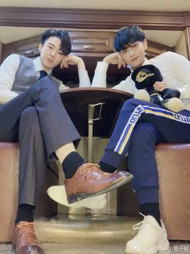 黄子韬微博晒刘宇宁合照贴心提醒注意保暖要穿秋裤