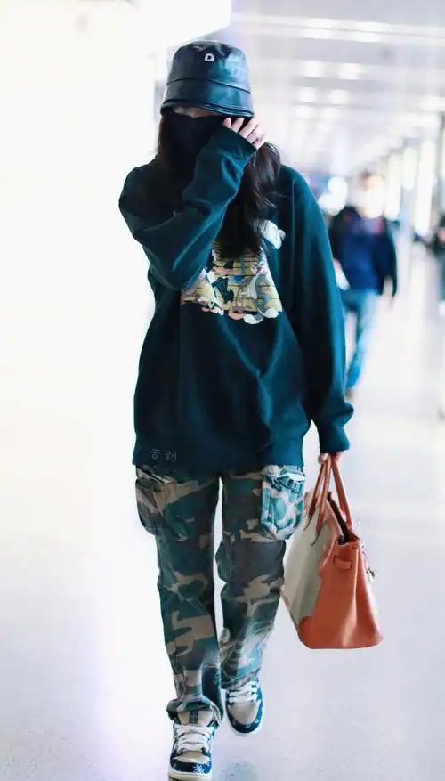 欧阳娜娜潮酷甜美机场照图片,分享一组欧阳娜娜图片给大家,图中的明星