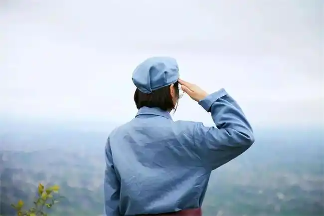 照一张红军像,将背影塑成信仰,将笑容化成信念,将目光展望未来,留下