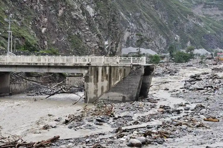 四川汶川雁门泥石流灾害现场