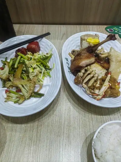 这是一家称重自助餐厅,一顿饭花个十几二十几元就能吃到很多种菜品