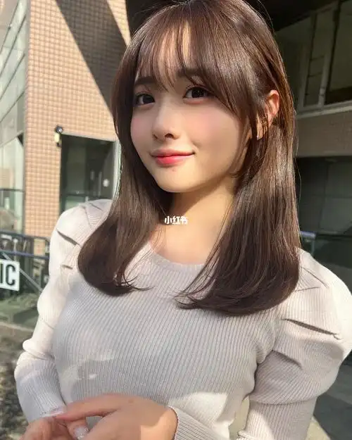 女生锁骨中长发直发造型 修饰脸型的刘海