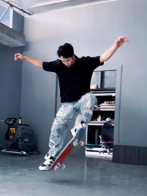 王一博龙年开工滑板亮大招##2024龙年开工大吉##王一博滑板亮大