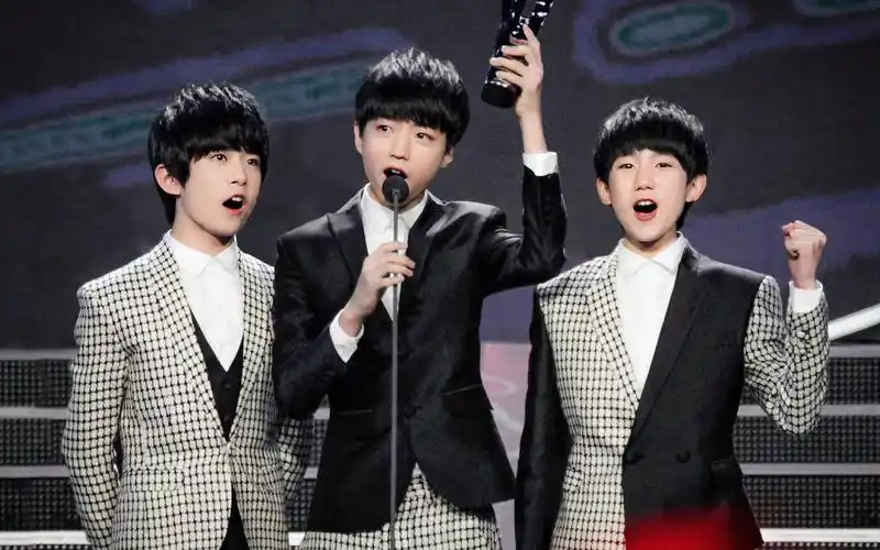 网传tfboys三人不愿解散,王源已出发西安,千玺同一航班却没同行