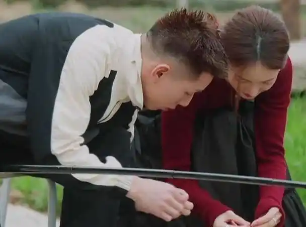 原创原创女儿恋爱卡斯柏向金晨唱情歌意外招来单身狗轰都轰不走