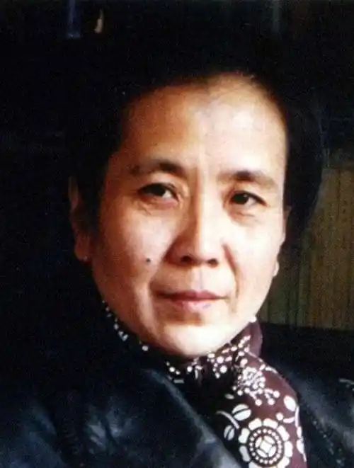 著名女导演王好为:与摄影家丈夫无儿无女,晚年与猫狗为伴